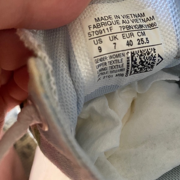 Women’s Converse Size 9 Shoes— like new - Picture 3 of 5